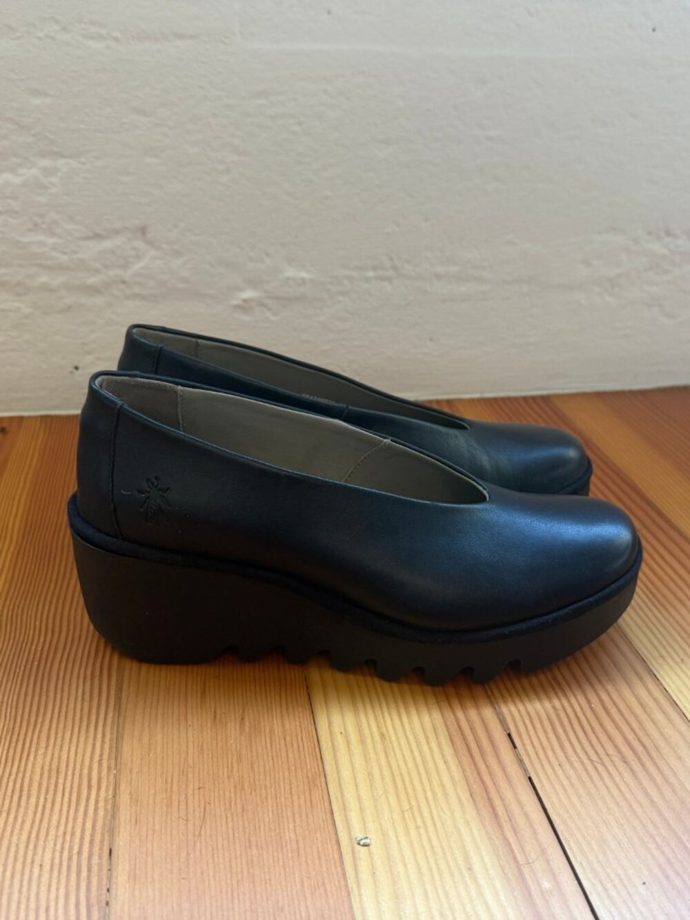 FLY LONDON Black Yaz Wedge pump US 9
